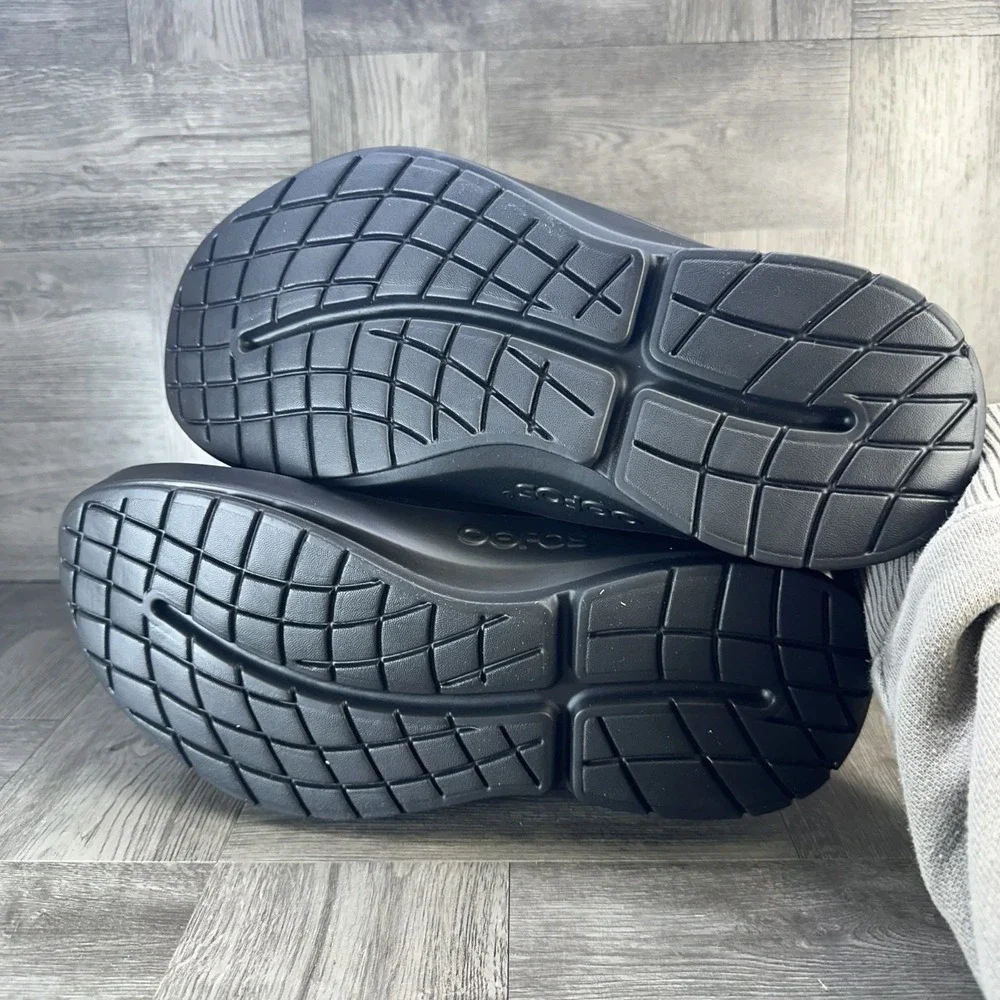 OOFOS OOmg Luxe Clog Mens 10 Black Brand New Recovery Faux Fur Slipper Comfort